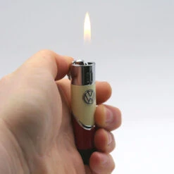 Briquet Cylindre Bicolore Volkswagen Rouge Et Beige 9 Briquet Cylindre Bicolore Volkswagen Rouge Et Beige -Fumeurs Fournitures Magasin briquet cylindre bicolore volkswagen rouge et beige 4